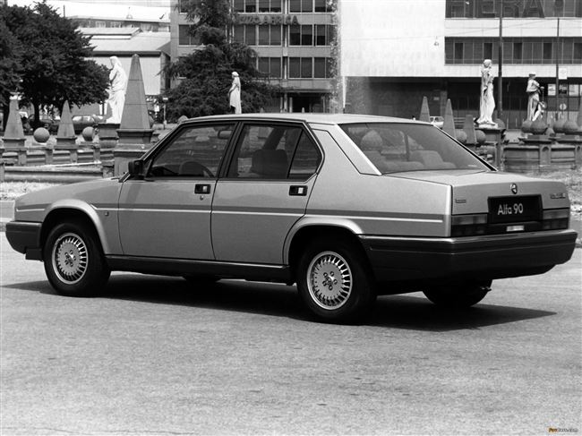 Alfa Romeo 90 (1985) — технические характеристики и данные — максимальная мощность, максимальный крутящий момент, максимальная скорость, ускорение, расход топлива — городской цикл/загородный цикл/комбинированный (смешанный) цикл, вес, габаритные размеры, двигатель, подвеска, колеса/колесные диски, шины, тормоза, трансмиссия/коробка передач и т.д.