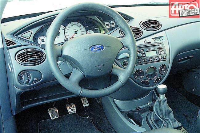 Ford Focus (1.4 MT, 75 л.c.) Седан: 1 поколение рестайлинг (2001 – 2005) - технические характеристики