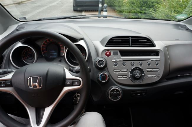 Обзор японского компактного автомобиля Honda Jazz. Основные технические характеристики, фотографии, тест-драйв и отзывы владельцев.