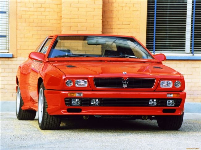 Блог пользователя VladEV . Когда заходит речь о Maserati 80-90-х, я частенько вспоминаю вкладыш от жвачки Turbo, один из тех, за которые мы люто бились на школьных подоконниках (а когда места не хватало, то и на полу). Красная граненая двухдверка с хищным прищуром некрупных фар, достойные цифры мощности и скорости (как выясня…