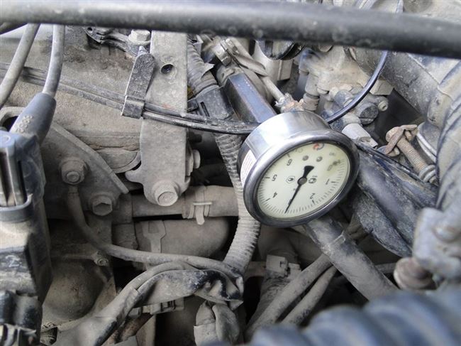 Как самостоятельно измерить давление в топливной рампе автомобиля и зачем это нужно 🔩